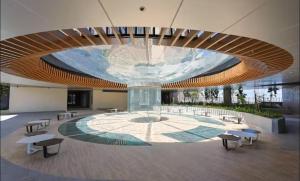 Genting Antara Residence, Covered Link Bridge access to Genting Highlands في مرتفعات جنتنغ: بهو كبير مع مبنى دائري كبير به نافورة