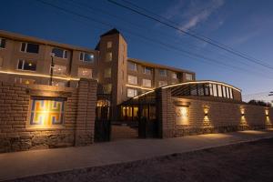 um edifício de tijolos com luzes acesas à noite em Hotel Rosario Uyuni Collection em Uyuni