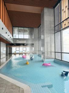 Genting Antara Residence, Covered Link Bridge access to Genting Highlands في مرتفعات جنتنغ: مسبح كبير مع وجود ناس في الماء