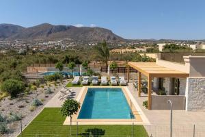 Villa Alquimia Bb with private Swimming pool في Limín Khersonísou: اطلالة علوية على مسبح مع منتجع