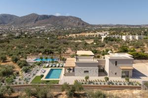 Villa Alquimia Bb with private Swimming pool في Limín Khersonísou: منظر جوي لمنزل به حوض سباحة