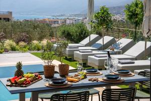 Villa Alquimia Bb with private Swimming pool في Limín Khersonísou: طاولة مع الفواكه والخضار على الفناء