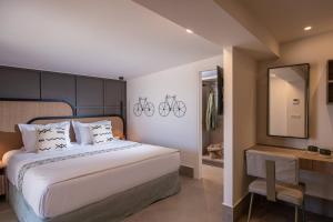 Villa Alquimia Bb with private Swimming pool في Limín Khersonísou: غرفة نوم بسرير وطاولة ومرآة +12 صورة