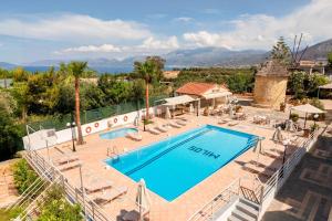 un'immagine di una piscina in un resort di Mylos Apartments Anissaras ad Anissaras