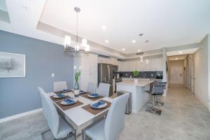 Køkken eller tekøkken på 3111-102RD CONDO 2 BEDS/2 BATHS (SANITIZED)