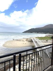 ein Blick auf den Strand von einem Balkon in der Unterkunft John's Seafront Apartment - B5 in Newcastle