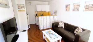 a living room with a couch and a kitchen at VK Lake in Aureilhan