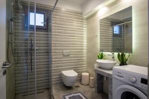 Ένα μπάνιο στο Sweet Sissi Homes +34 φωτογραφίες