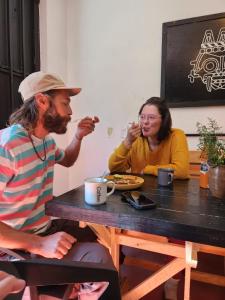 Oaspeți care stau la La Fortaleza Hostel