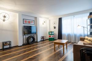 TV a/nebo společenská místnost v ubytování Boutique Suites by K A M E L U + 76 fotografií