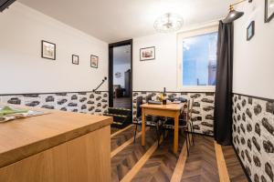 una cocina con una mesa pequeña y una ventana en Boutique Suites by K A M E L U, en Gengenbach 89 fotos más