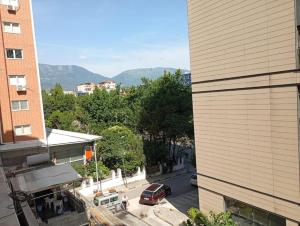 O vedere generală la munți sau o vedere la munte luată de la acest hostel