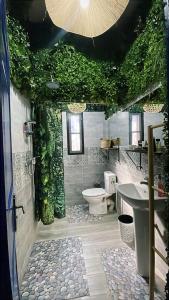 Un baño verde con inodoro y lavabo. en La kasbah bleue, en Marrakech