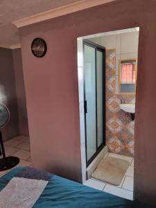 Ένα ή περισσότερα κρεβάτια σε δωμάτιο στο Phadimane guest house