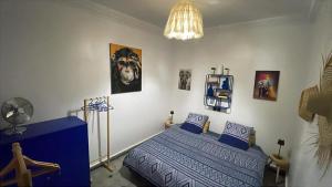 Un dormitorio con una cama y un cuadro de un perro en la pared. en La kasbah bleue, en Marrakech 24 fotos más