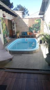 una piscina in mezzo a un cortile di Kitnet mobiliado da Nice - FUNDOS a Guaíba