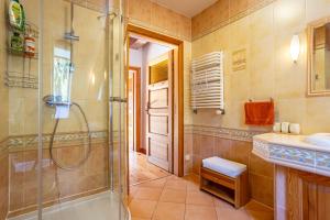 Koupelna v ubytování Family Lake House + 104 fotografií