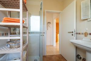 een badkamer met een douche en een wastafel bij Casa Mia by K A M E L U in Gengenbach +26 foto's