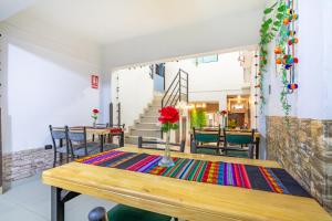 ein Esszimmer mit einem Tisch und einer Blumenvase darauf in der Unterkunft Inkary Hotel Machupicchu in Machu Picchu