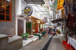 eine Straße in einer Stadt mit vielen Geschäften in der Unterkunft Inkary Hotel Machupicchu in Machu Picchu
