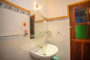 Ένα μπάνιο στο Golden Villa Hikkaduwa +28 φωτογραφίες