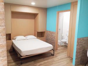 een slaapkamer met een bed en een badkamer met een toilet bij Studio Casa Miradouro Fafião in Fafião +3 foto's