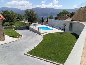 een villa met een zwembad en een tuin bij Studio Casa Miradouro Fafião in Fafião