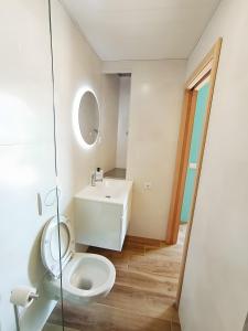 een badkamer met toilet en wastafel bij Studio Casa Miradouro Fafião in Fafião