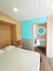 een slaapkamer met een bed en een badkamer bij Studio Casa Miradouro Fafião in Fafião