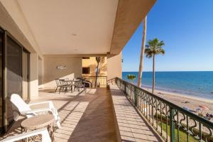 un balcone con vista sulla spiaggia di Sonoran Spa E301 a Campo del Medio
