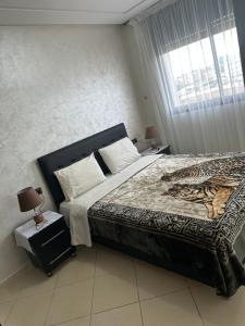 Un dormitorio con una cama y una ventana en Oumhani5, en Sale