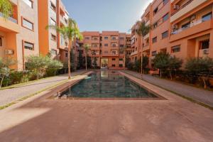 ein Innenhof mit einem Brunnen in der Mitte eines Gebäudes in der Unterkunft Luxury Central Apartment Marrakech Pool Near train station in Marrakesch