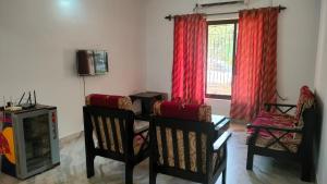 a living room with two chairs and a television at Casa de Varca in Varca