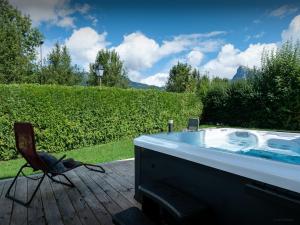 Nespecifikovaný výhled na hory nebo výhled na hory při pohledu z chaty