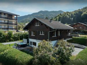 Nespecifikovaný výhled na hory nebo výhled na hory při pohledu z chaty