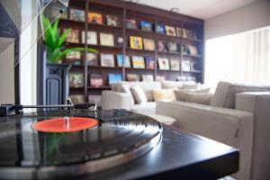 ein Wohnzimmer mit einem Tisch und einem Plattenspieler in der Unterkunft Luxury Lakeview Retreat Hot Tub Gym & Theatre in Grange Landing + 40 Fotos