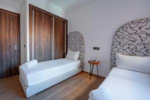 ein Schlafzimmer mit zwei weißen Betten und einem Fenster in der Unterkunft Luxury Central Apartment Marrakech Pool Near train station in Marrakesch + 38 Fotos