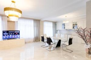 Μια τηλεόραση ή/και κέντρο ψυχαγωγίας στο Infinity Apartments II