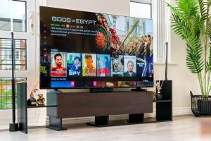 Телевизор и/или развлекательный центр в Dote Haven Stylish 2 Bed Apartment - Free Parking and Free High Speed WIFI