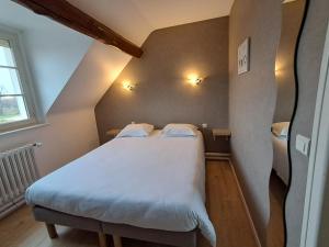 Ένα ή περισσότερα κρεβάτια σε δωμάτιο στο Hôtel Restaurant "Adults Only" Le Moulin de la Renne proche Zoo de Beauval