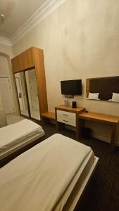 Ένα ή περισσότερα κρεβάτια σε δωμάτιο στο COSY Hotel Baku