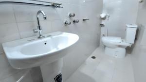 Et badeværelse på Hotel Lynn Valley, Delux Non AC Double Bed