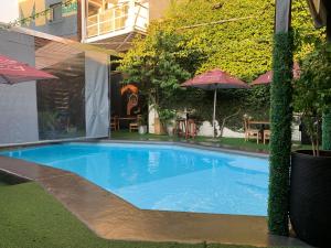 Swimmingpoolen hos eller tæt på Stylish Studio with Pool & Huge TV