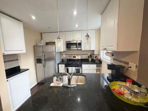 Køkken eller tekøkken på Tranquil 1950 Vintage Cottage Near DC