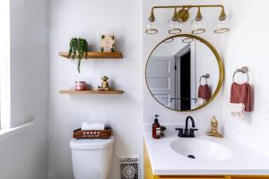 un bagno con lavandino e specchio di Short North Convention King Bed Free Parking! a Columbus