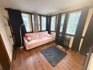 En eller flere senge i et værelse på Tranquil 1950 Vintage Cottage Near DC + 11 billeder