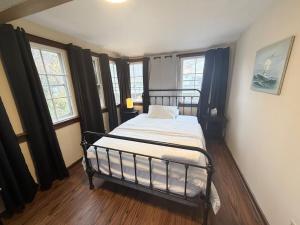 En eller flere senge i et værelse på Tranquil 1950 Vintage Cottage Near DC