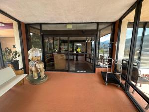 El lobby o recepción de Hotel Red Rose by Townhouse Covington I-64 95 fotos más