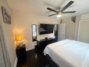 En eller flere senge i et værelse på Tranquil 1950 Vintage Cottage Near DC