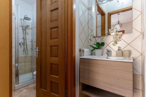 ein Badezimmer mit Waschbecken, Spiegel und Dusche in der Unterkunft Casa Lia in Monastir + 46 Fotos